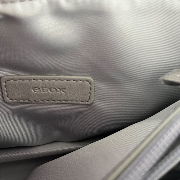 Leather bag with handle and crossbody strap - Picture 5 of 17